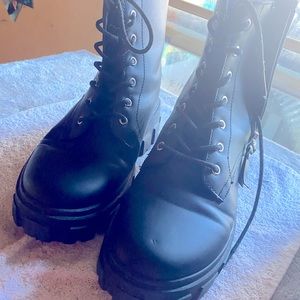 2inch Platform combat boots size 7W ‼️‼️‼️NEED INSOLES‼️‼️‼️